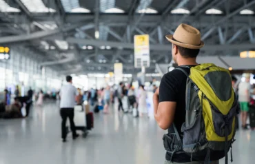 Un homme avec un sac à dos voyage