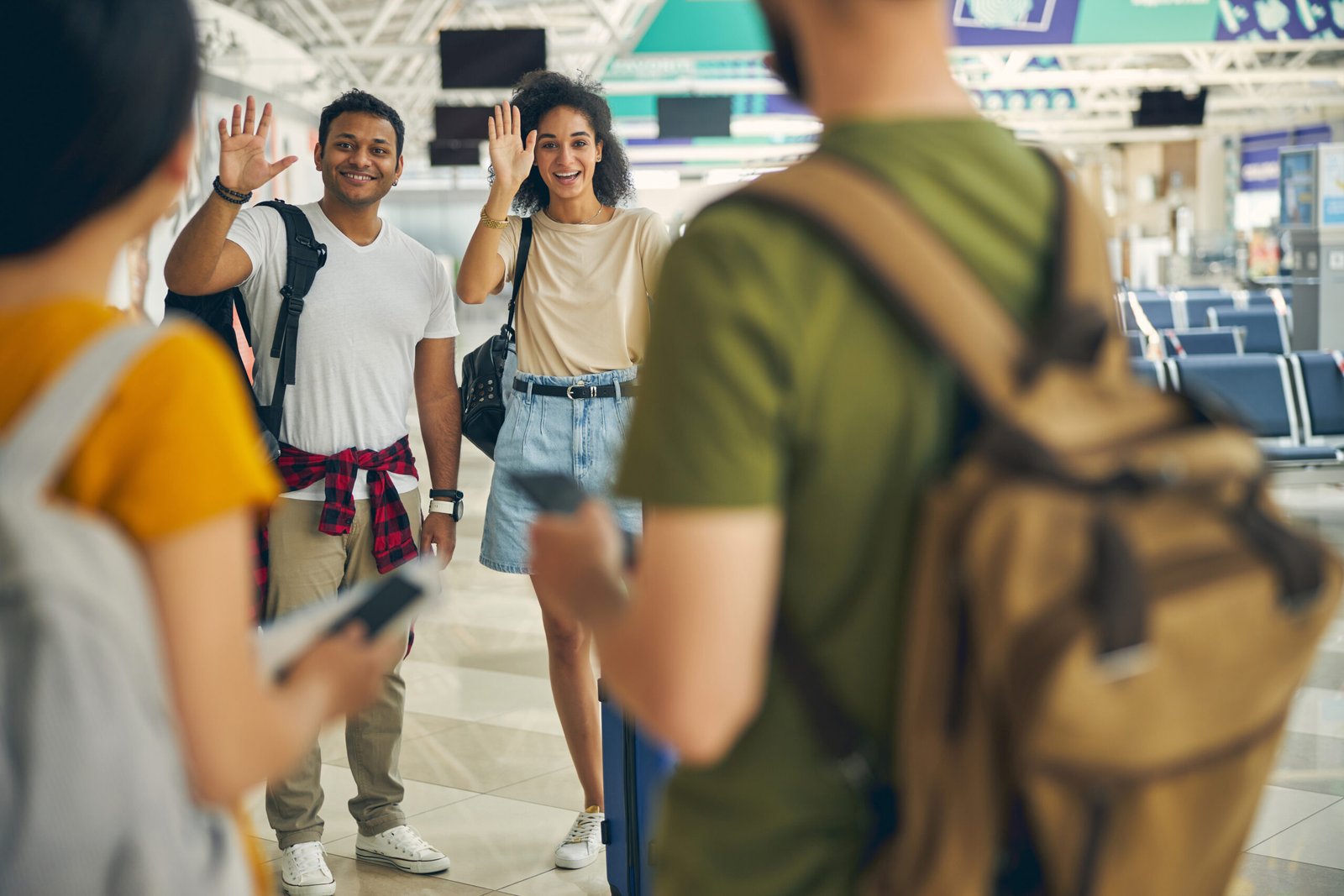 des jeunes qui se disent au revoir avant d'aller en voyage