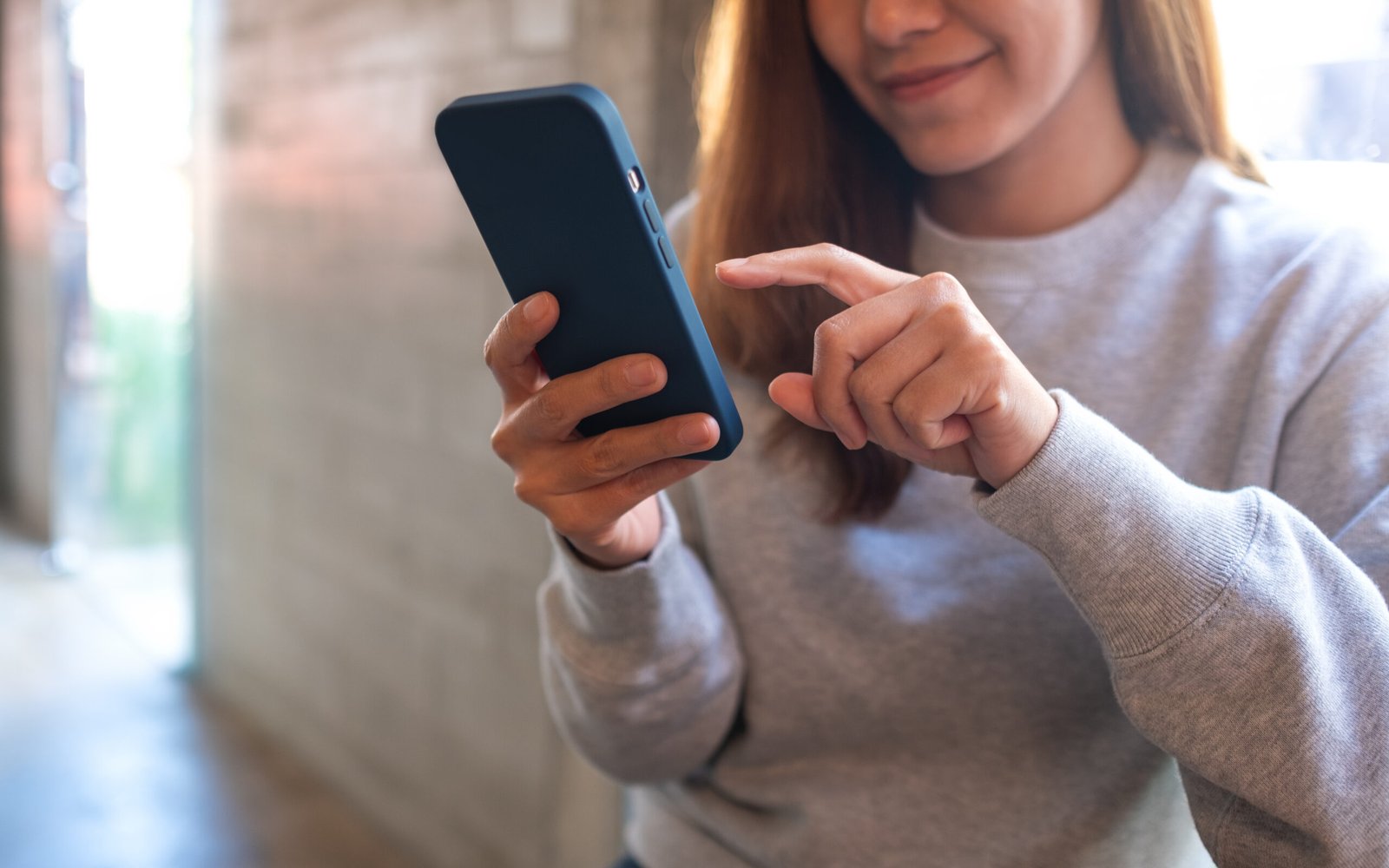 une jeune femme qui utilise son smartphone