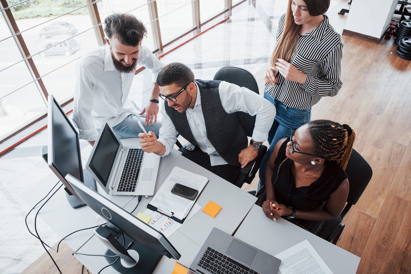 un groupe d'employés travaillant sur un projet