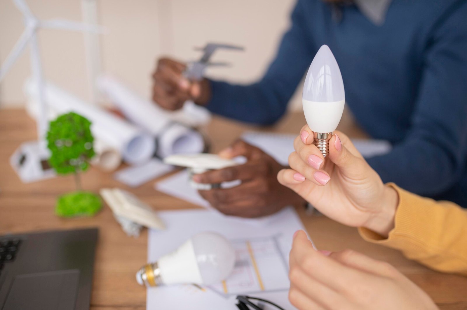 Des experts qui donnent des conseils en électricité