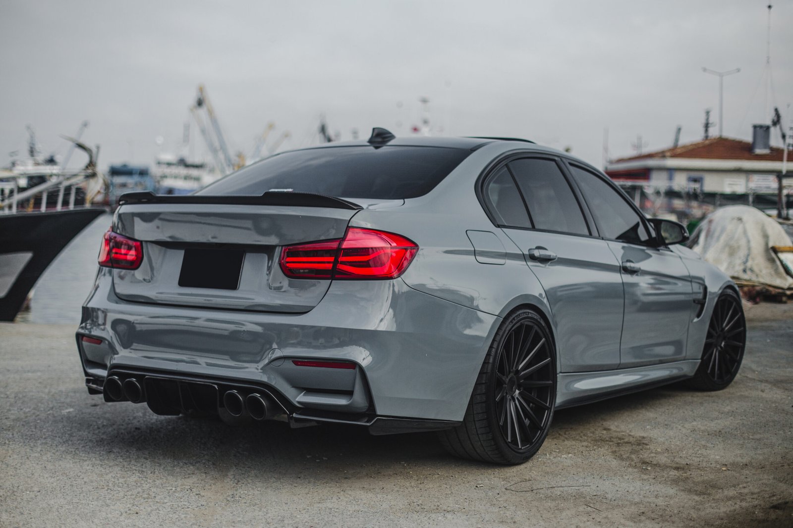 Une belle voiture de sport garée