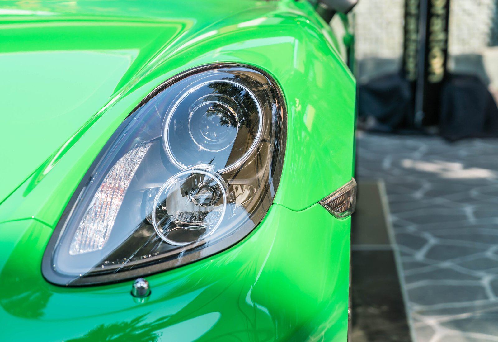 phare d'une porshe verte 