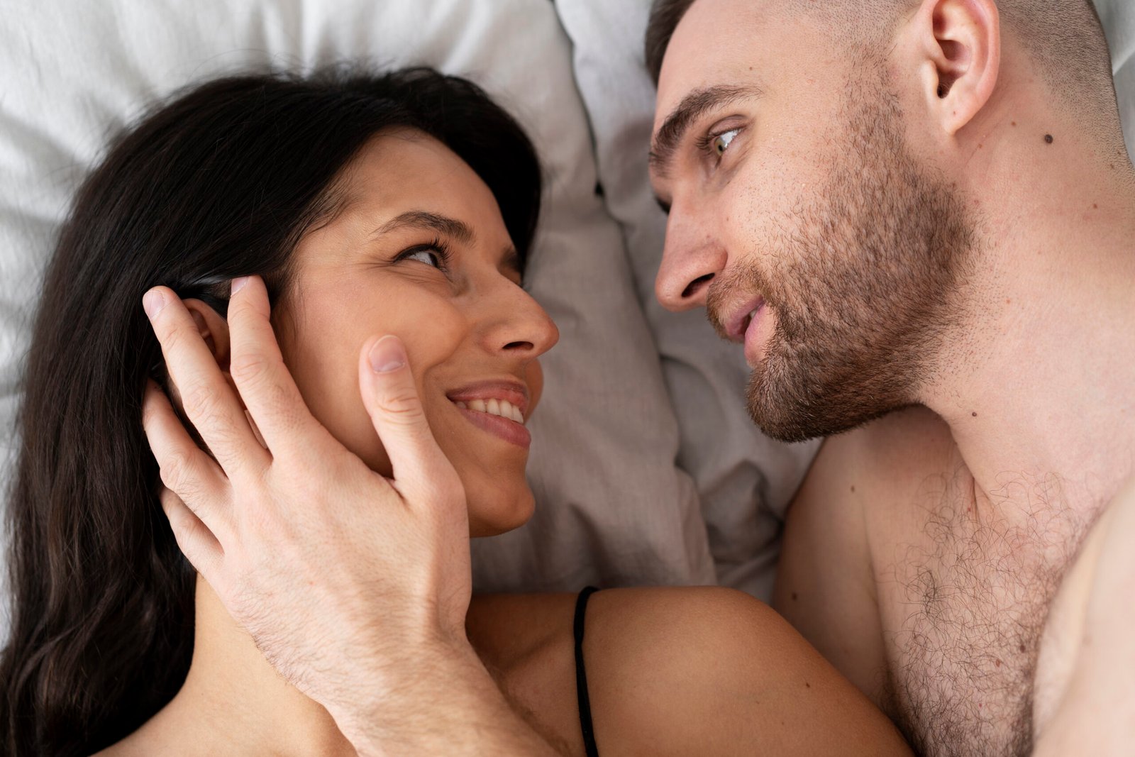 un jeune couple se regardant dans les yeux