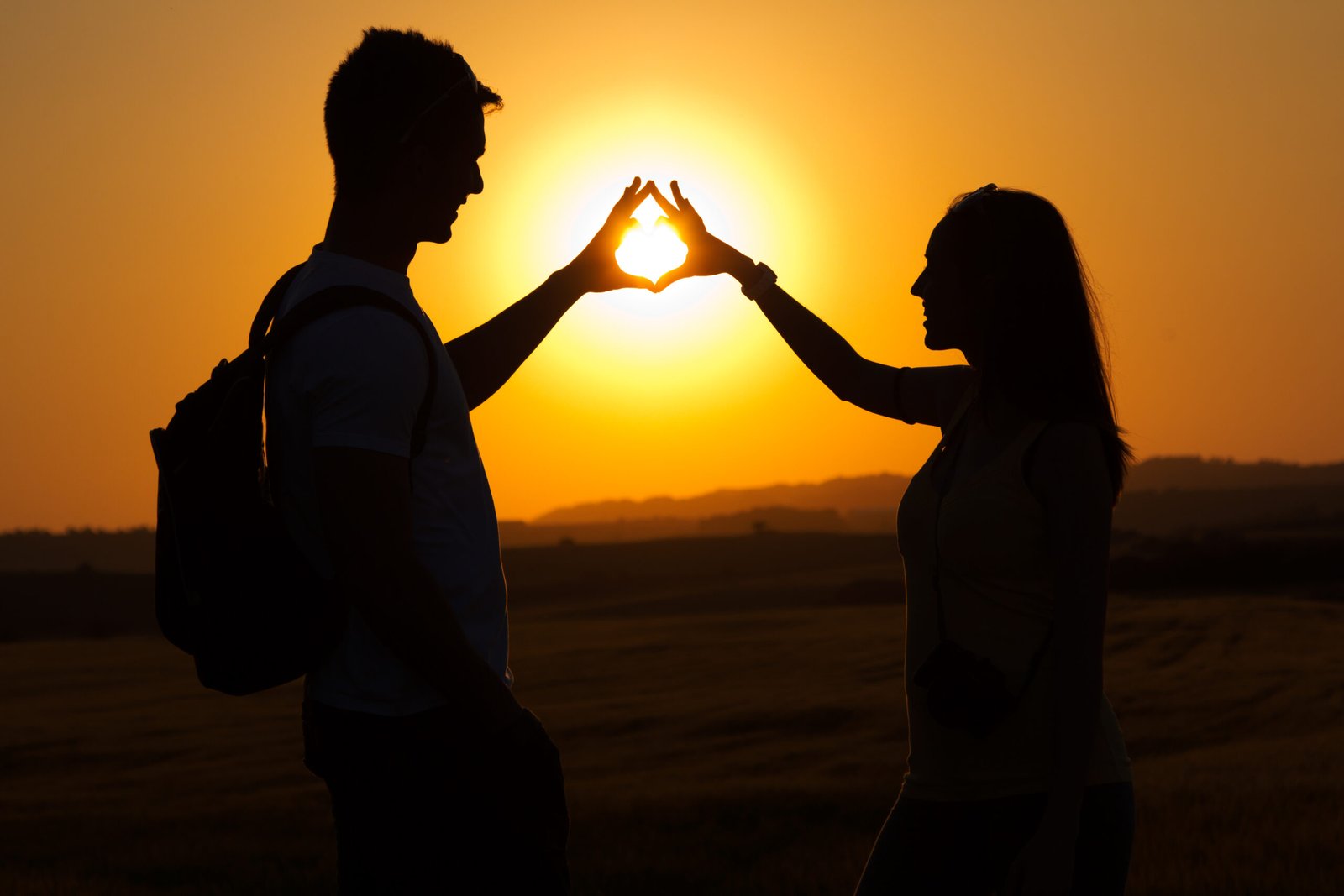 un couple sous un soleil couchant