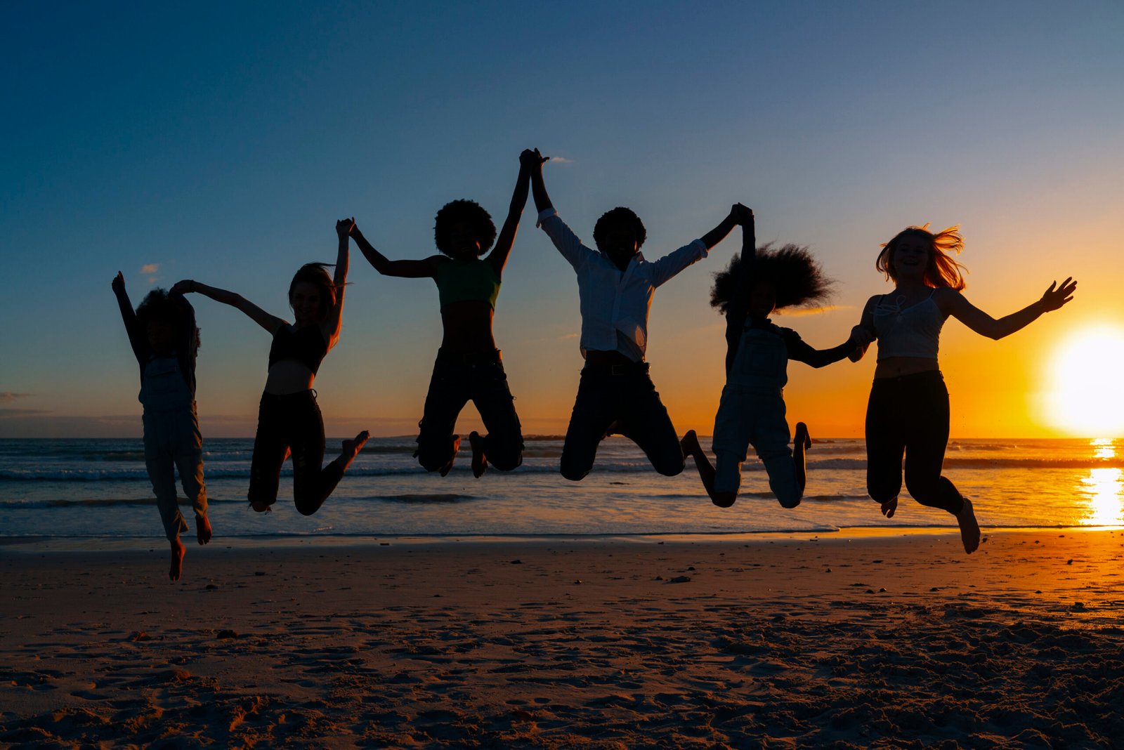 Des amis qui s'amusent à la plage