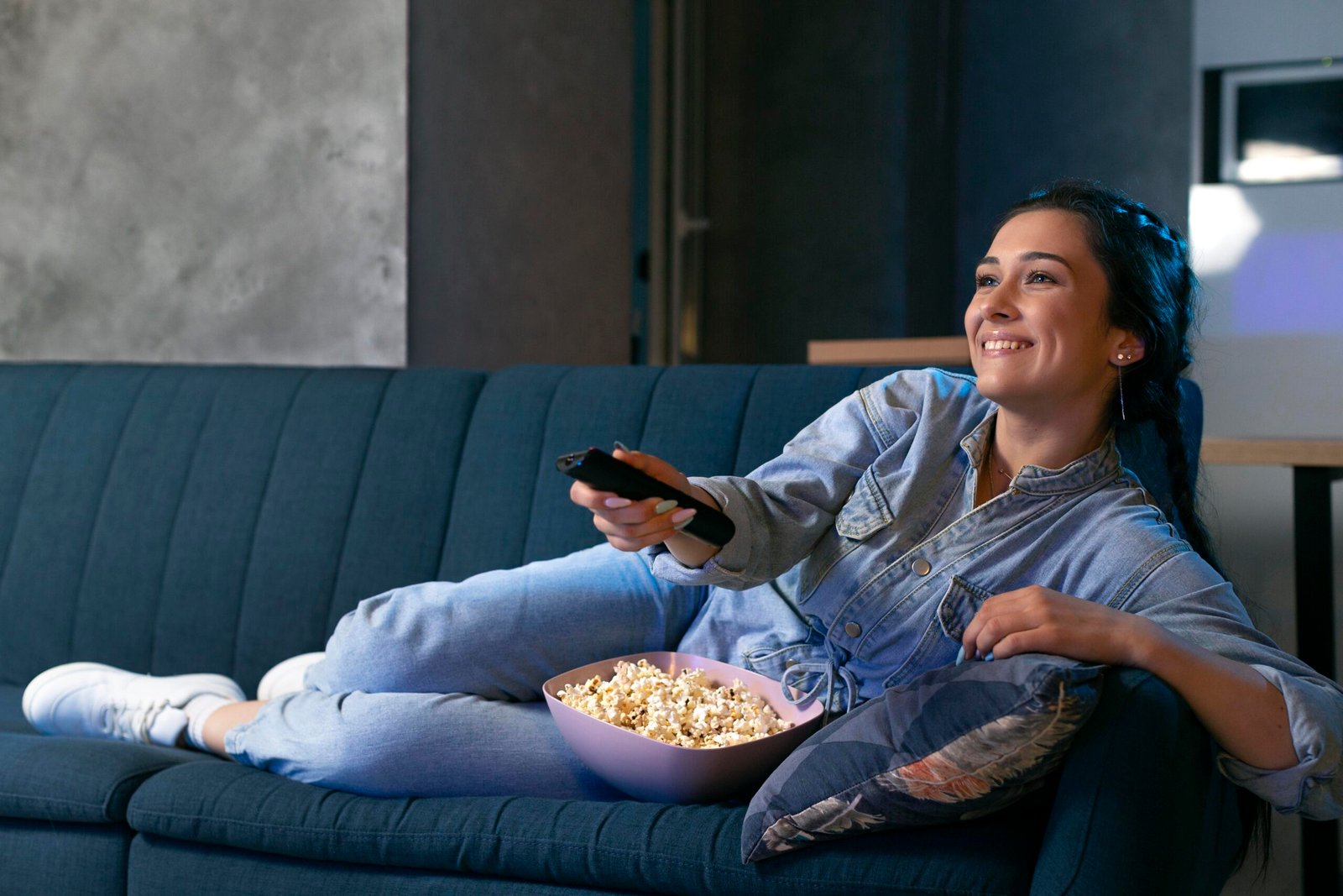 une femme qui regarde une série