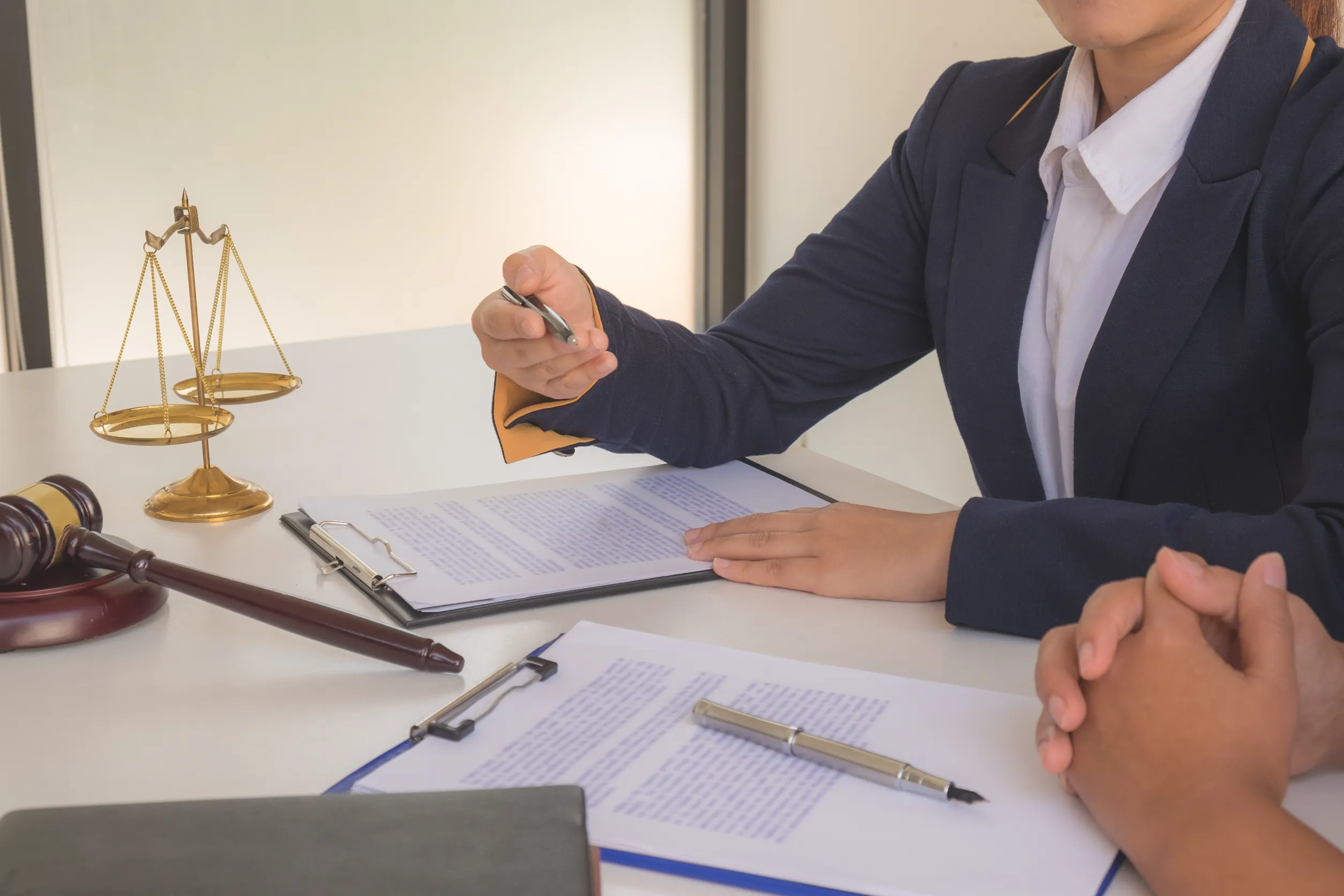 Un avocat droit immobilier donne des explications à un client