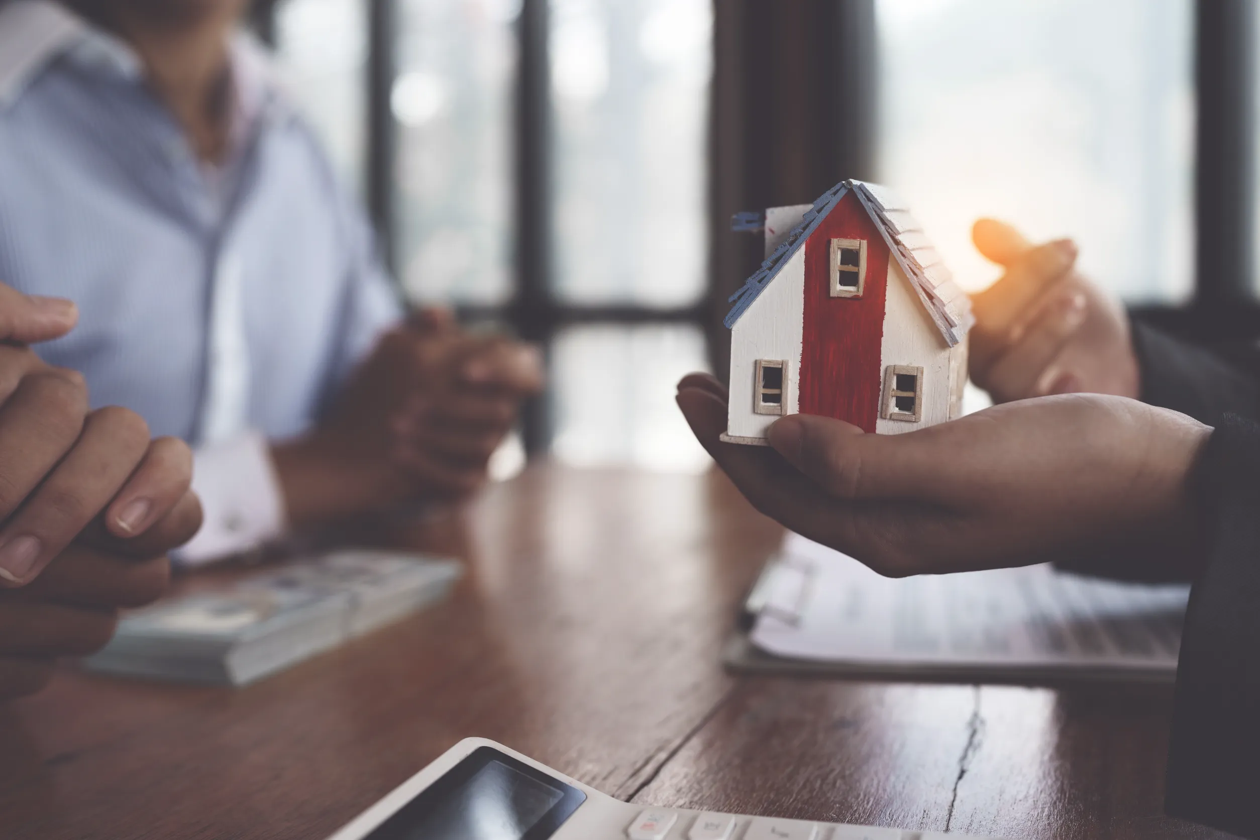 Des personnes discutent d'un projet de vente de maison