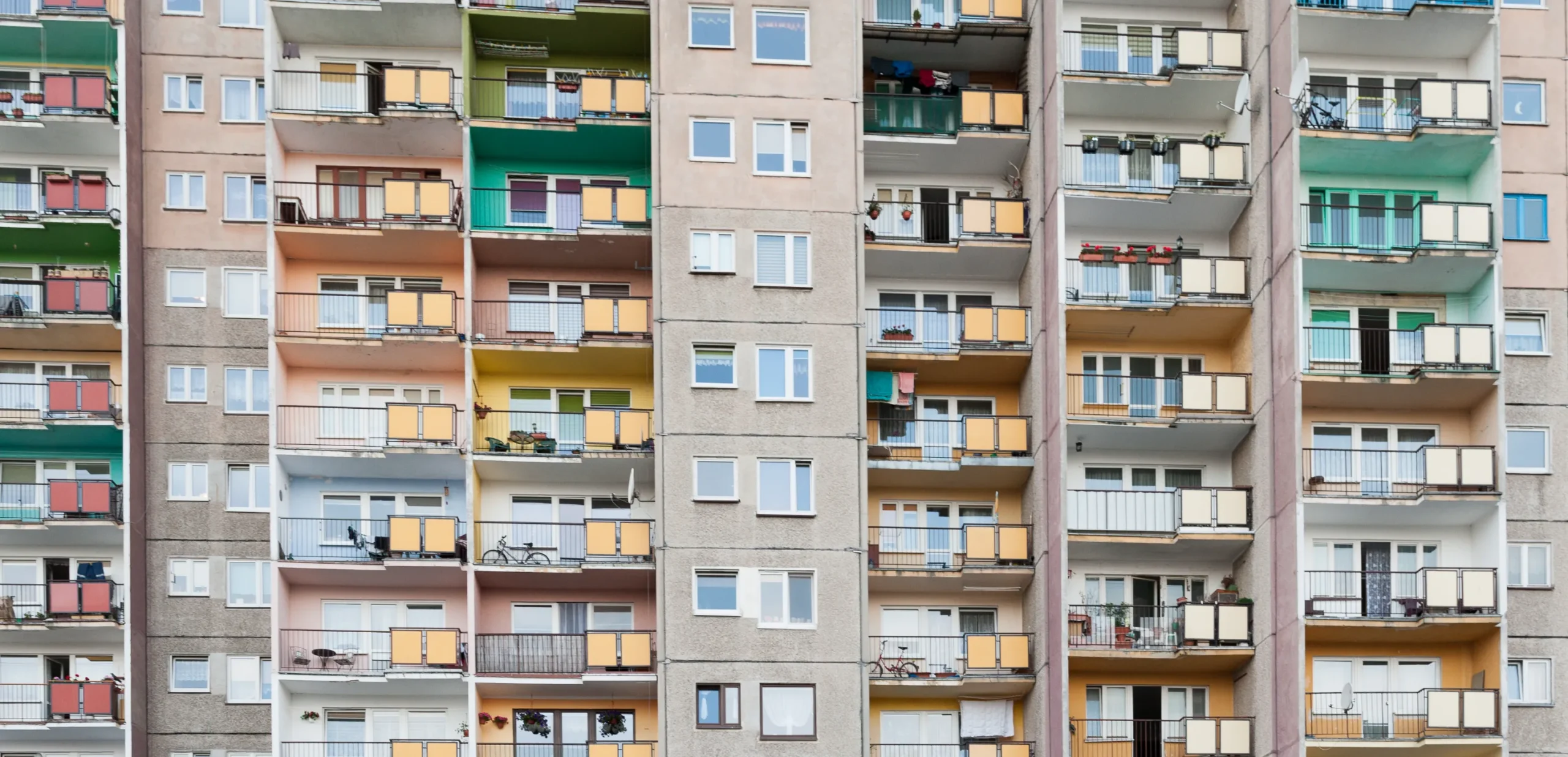 un grand immeuble avec plein d'appartements