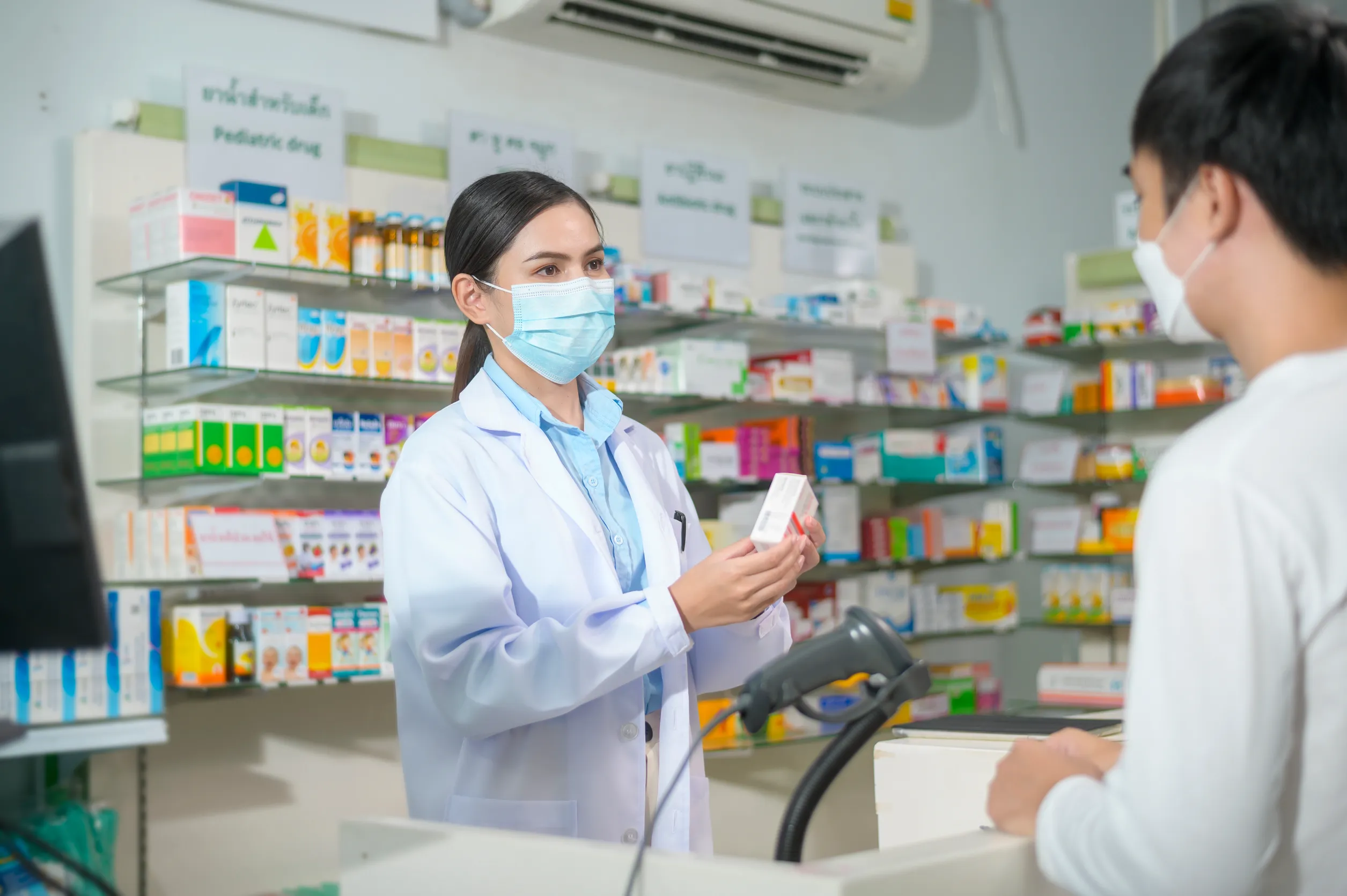 une jeune femme qui achète des produits à la pharmacie