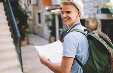 un jeune touriste avec une carte de son carnet de voyage