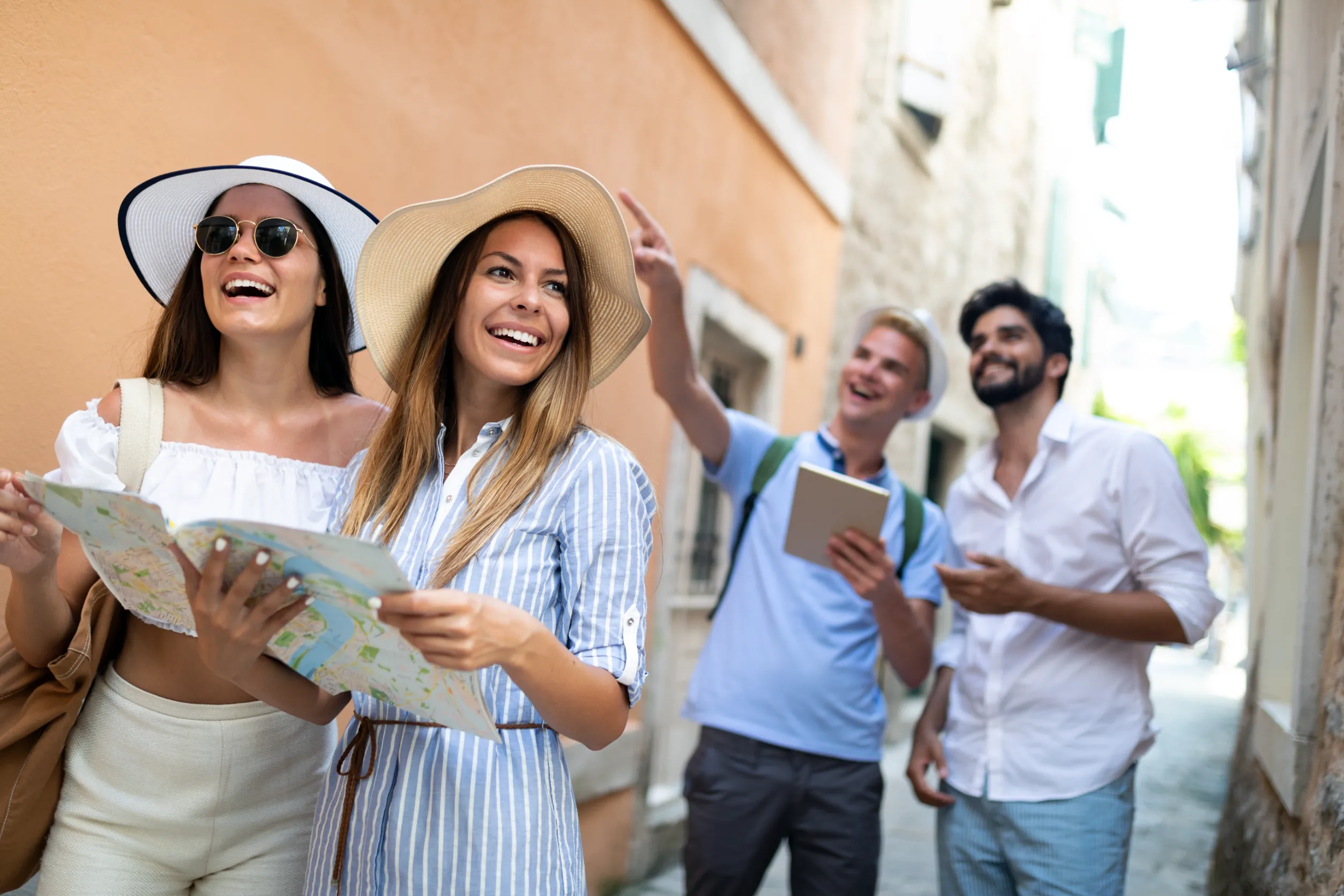 Un groupe de touristes en promenade