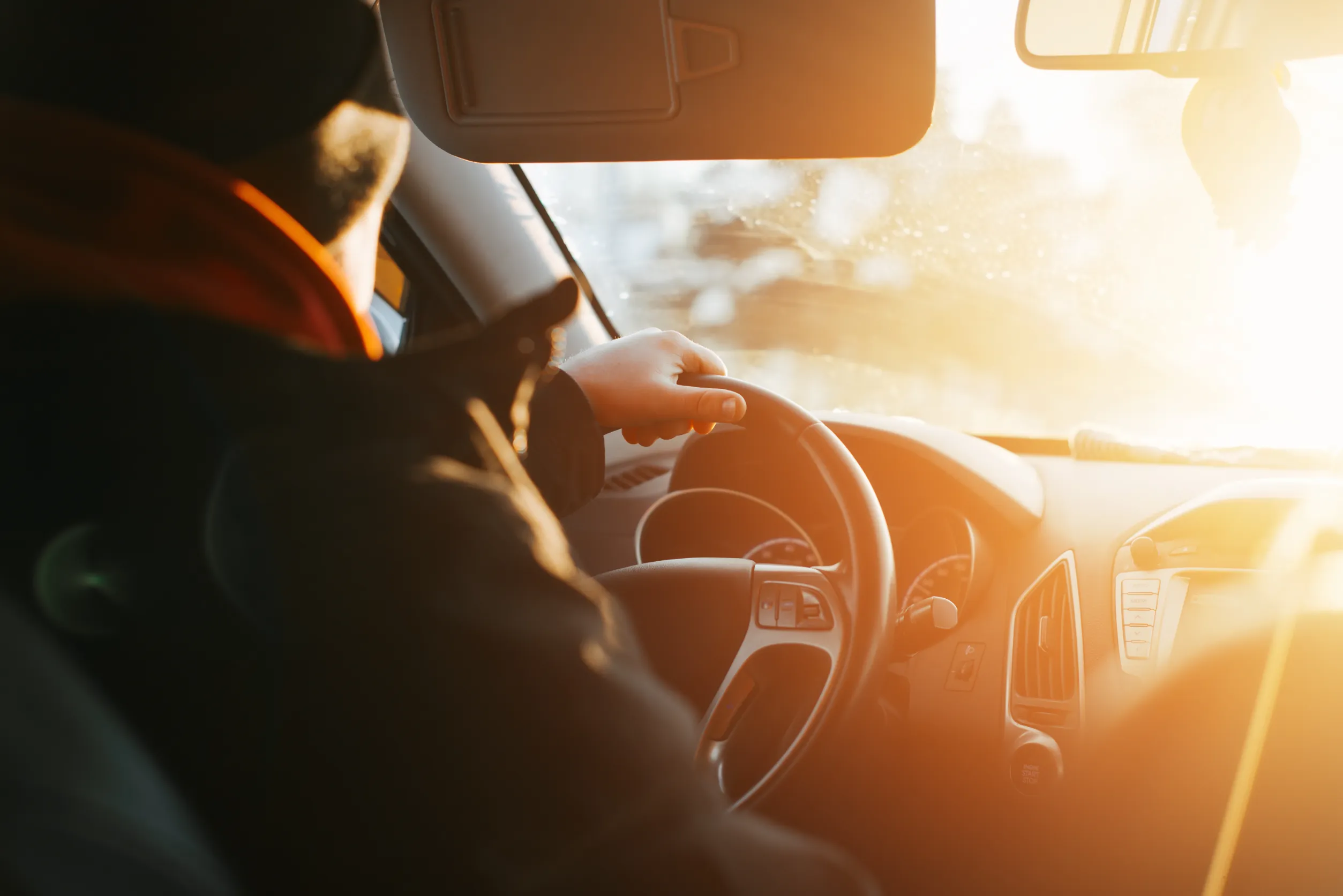 un homme qui conduit sa voiture