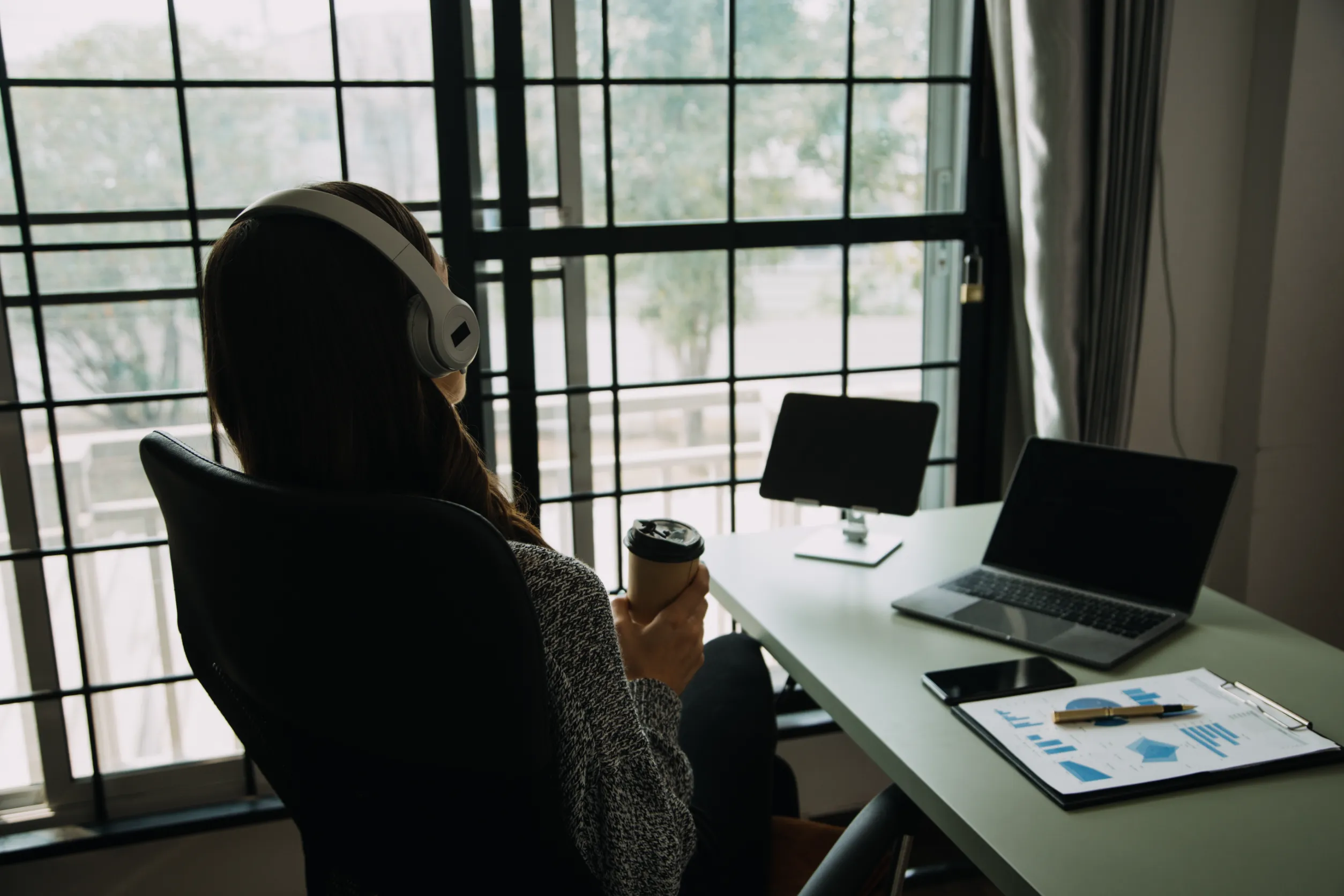 une femme qui prend une pause pendant son travail