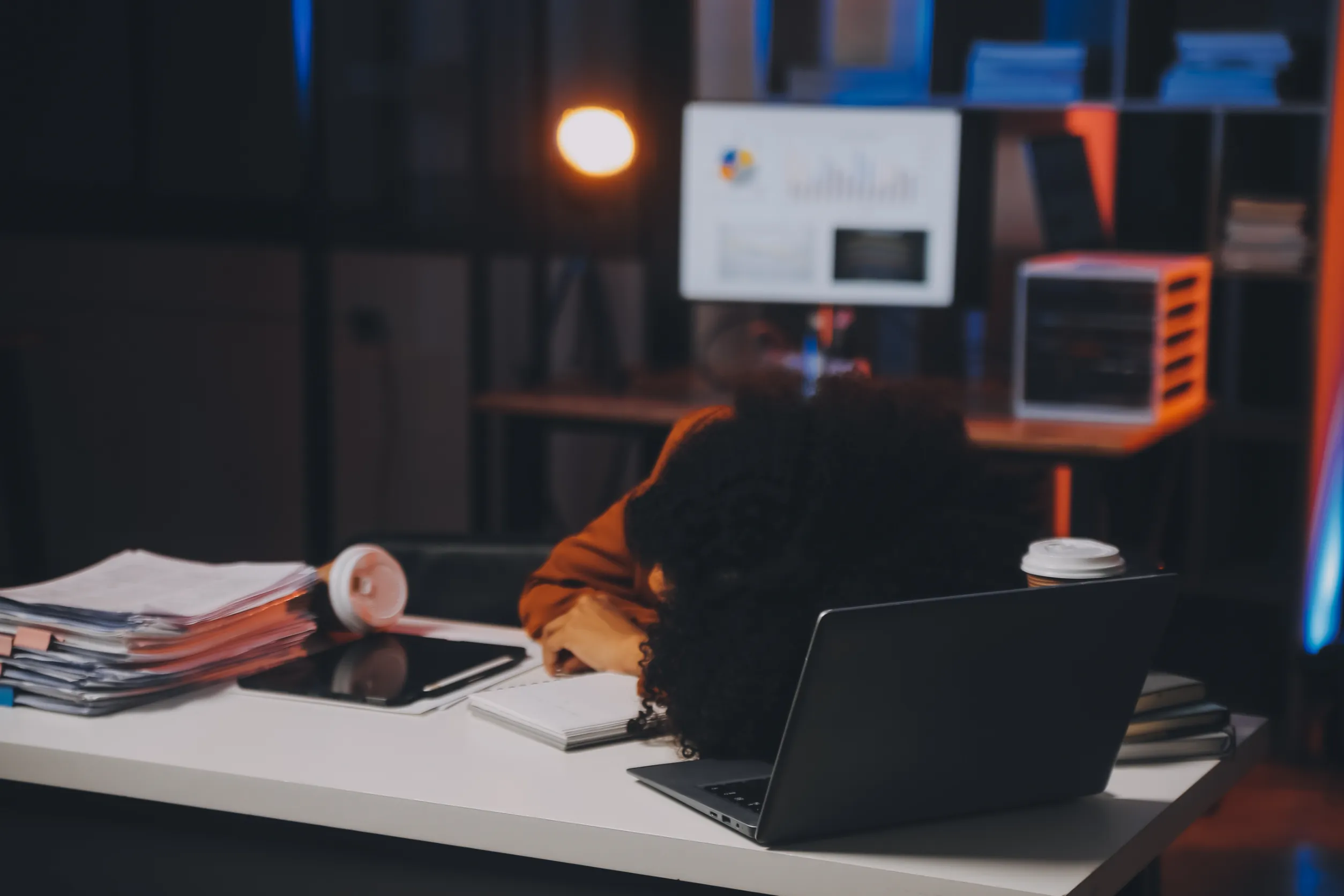 une femme qui dort au travail