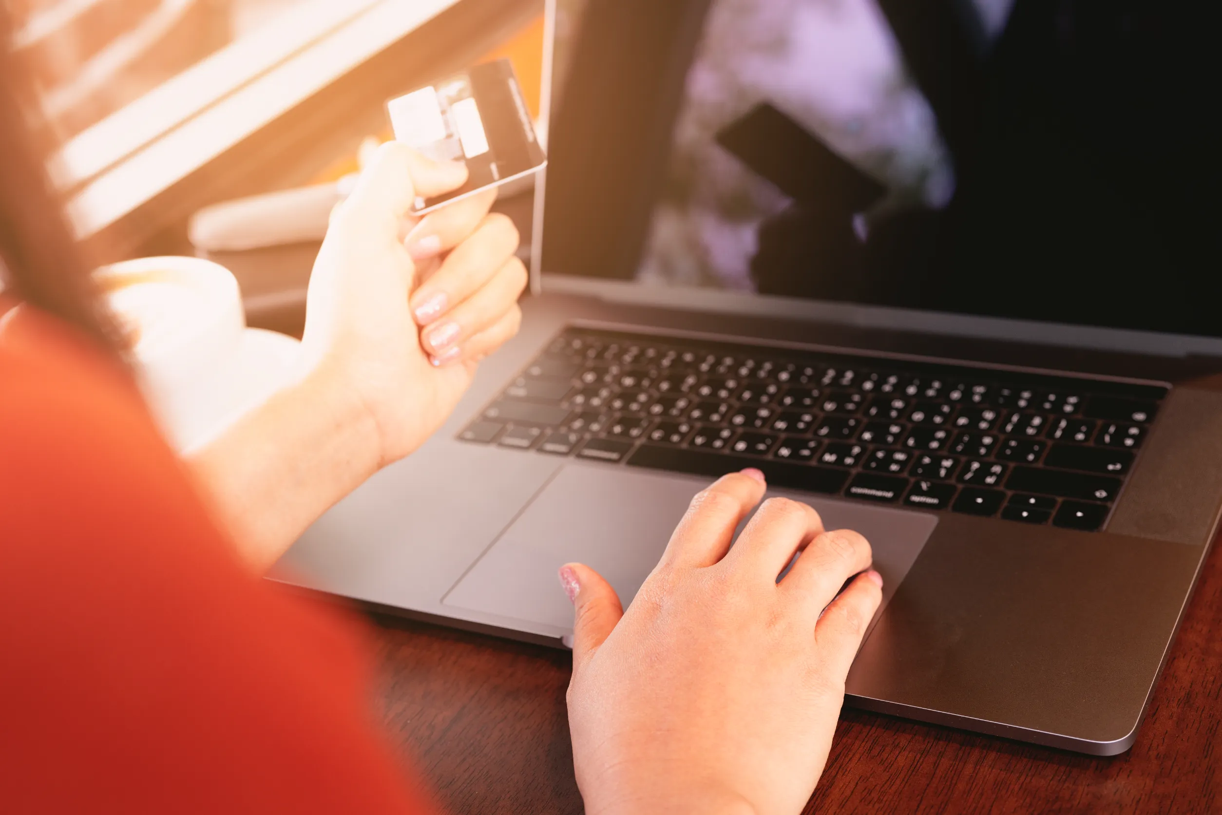 un professionnel utilise son ordinateur portable