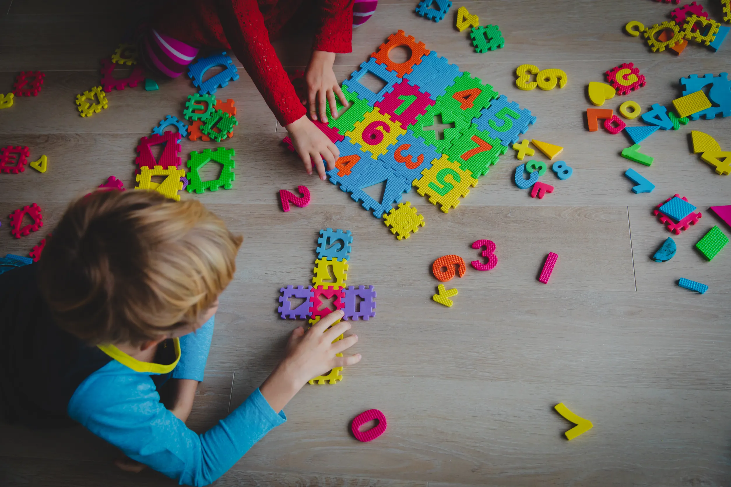 un enfant joue à un jeu éducatif