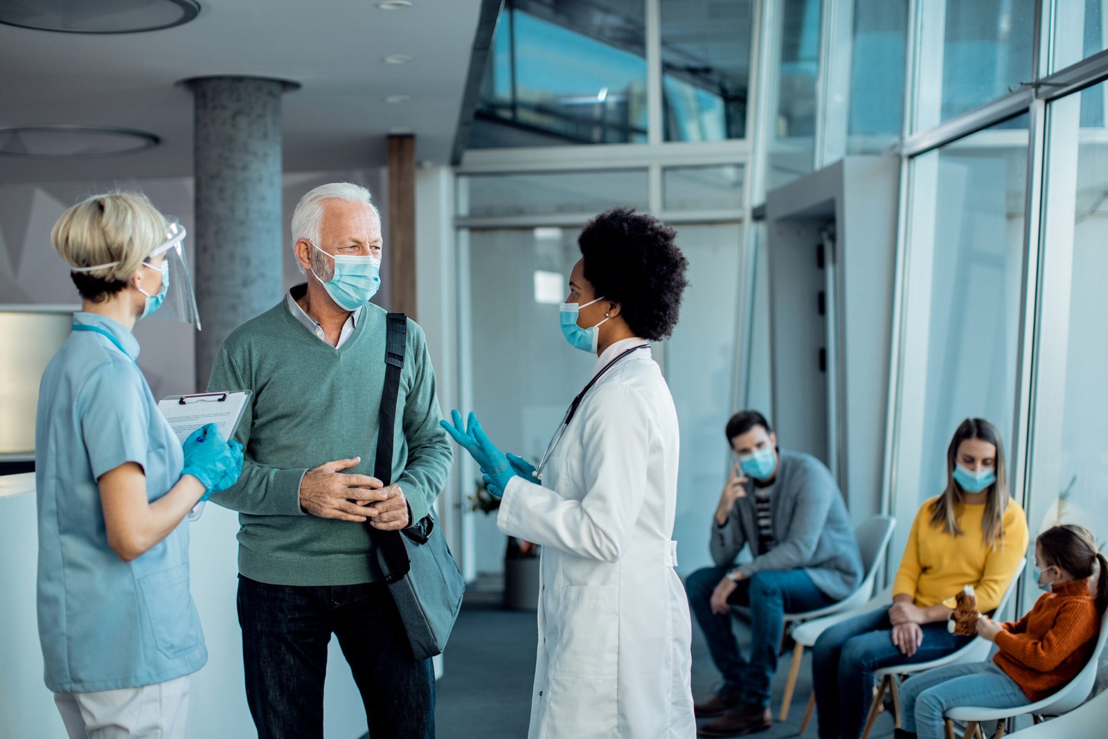 un homme en discussion avec son médecin