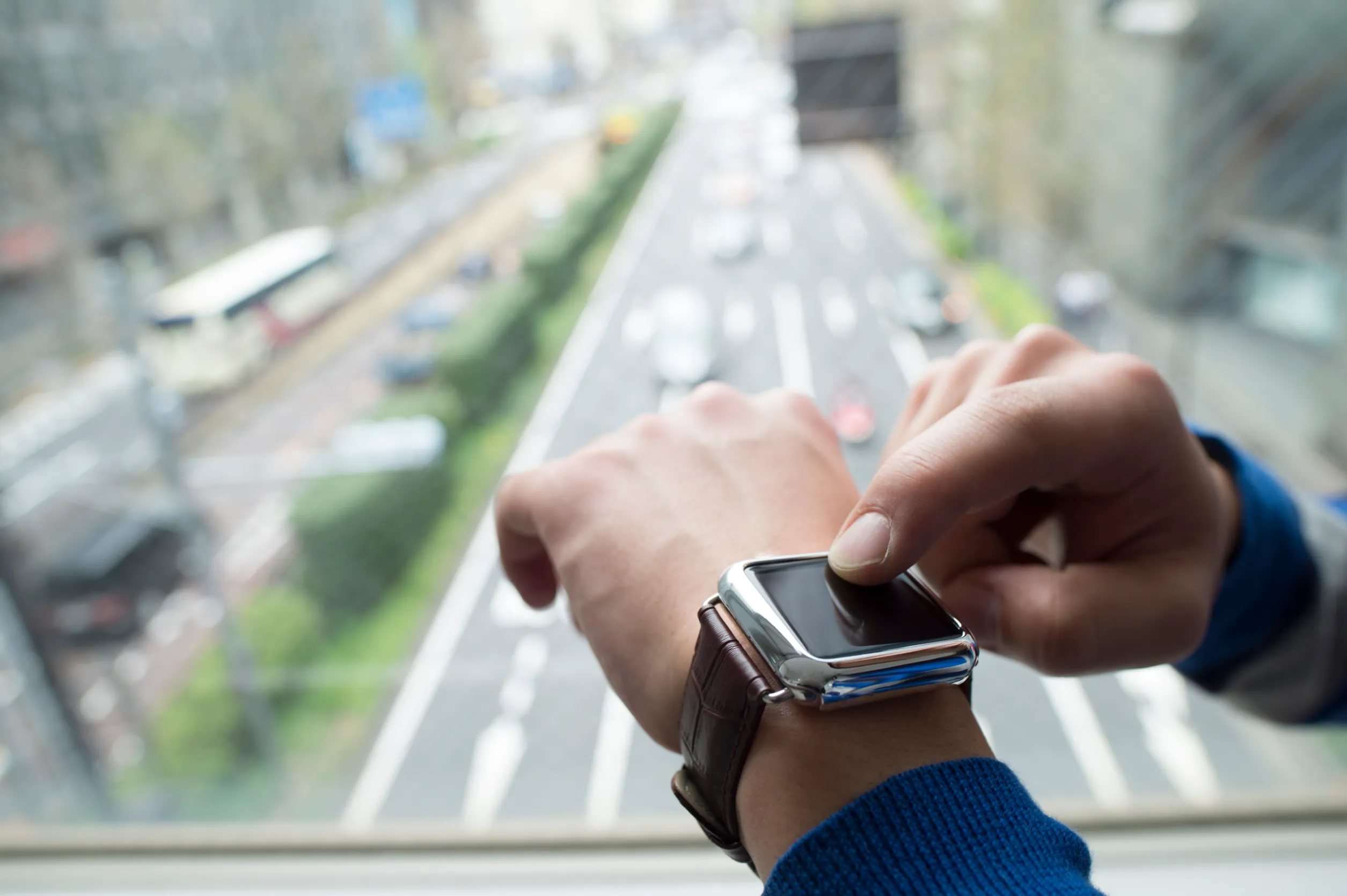 un homme utilise une montre connectée