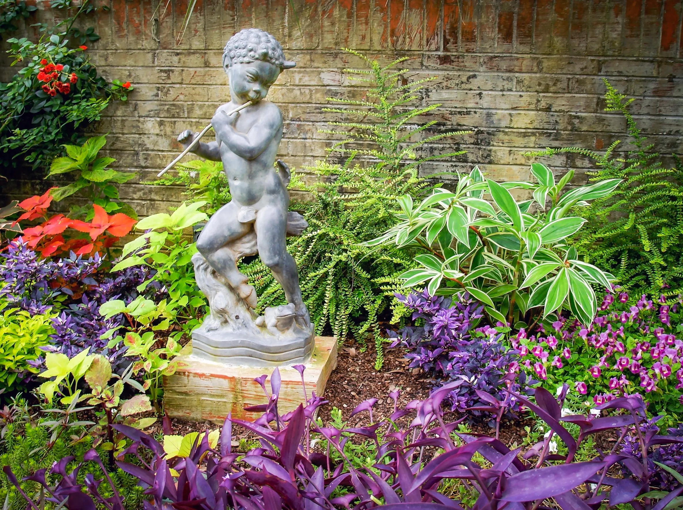 une statue dans un jardin